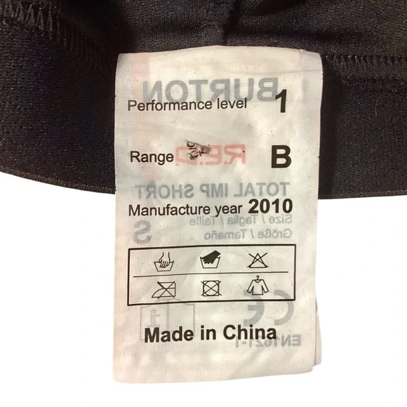 Burton RED Padded Shorts Sports - Youth Small 2010 - Picture 15 of 15